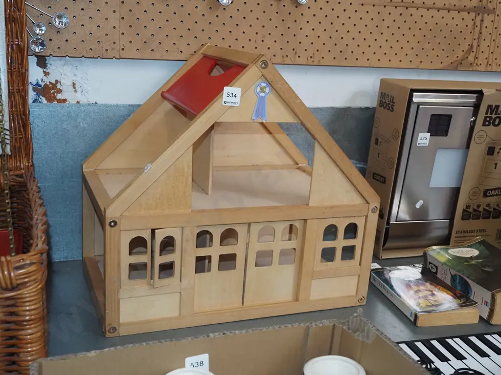 wooden dollshouse Image 1++