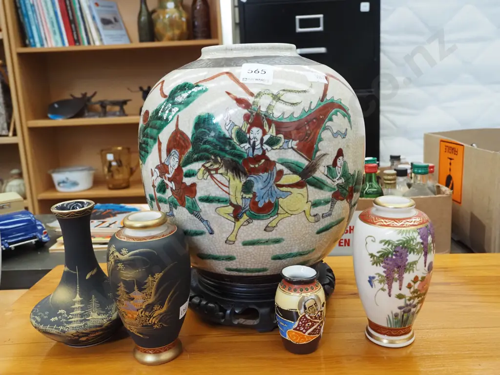 3x small Asian vases, 1x Asian vase on stand H250 - crack Image 1++