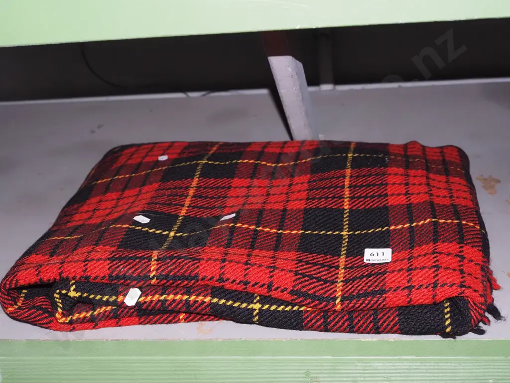 checked woollen travel rug Image 1++