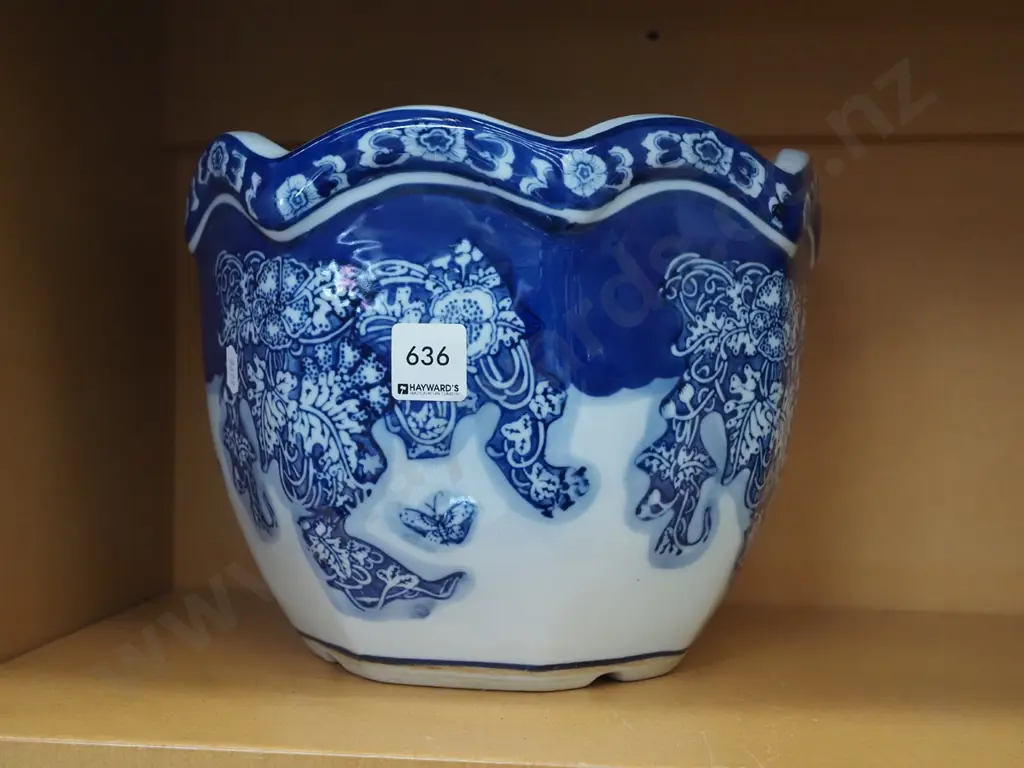 blue and white jardiniere Image 1++