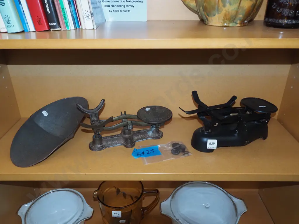 2x vintage balance scales Image 1++