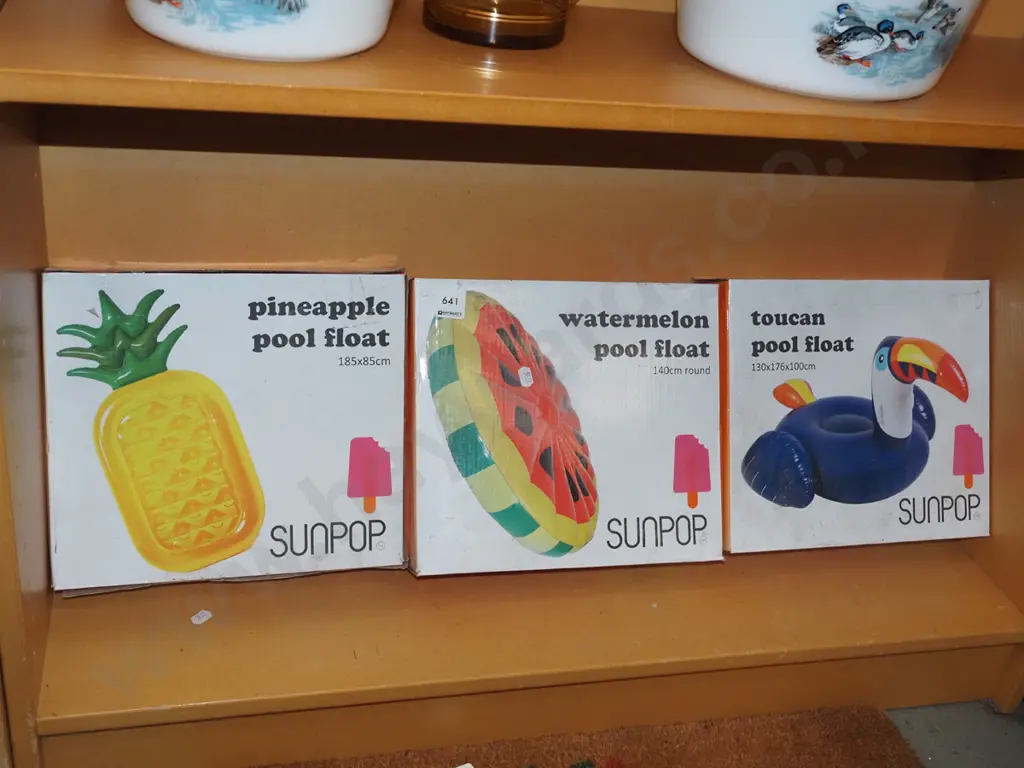 3x boxed inflatable pool floats  Image 1++