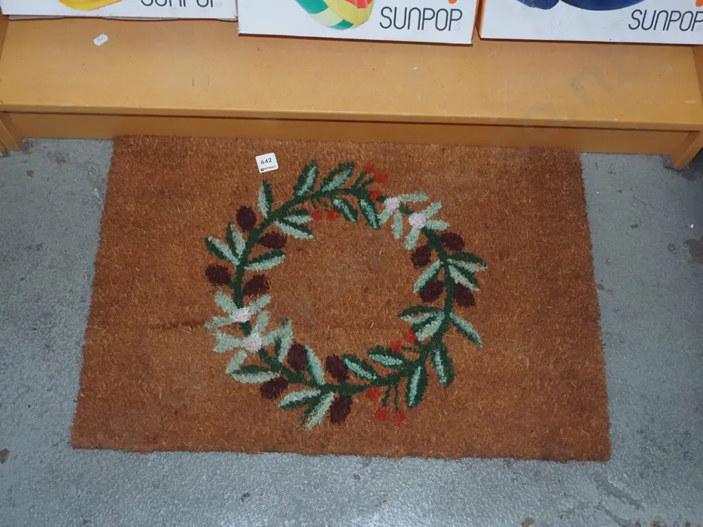 Xmas wreath themed door mat Image 1++