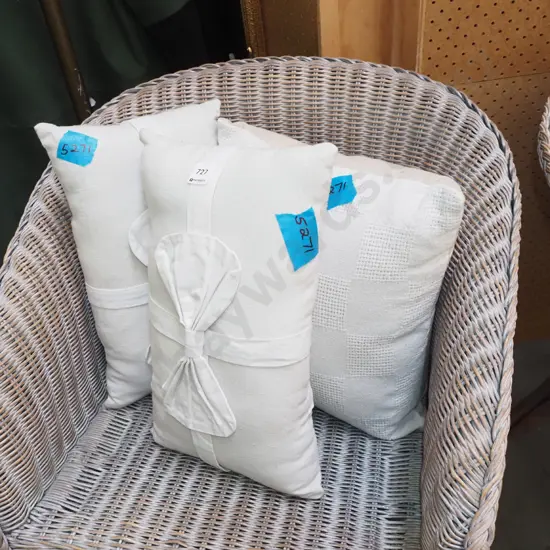 3x cushions