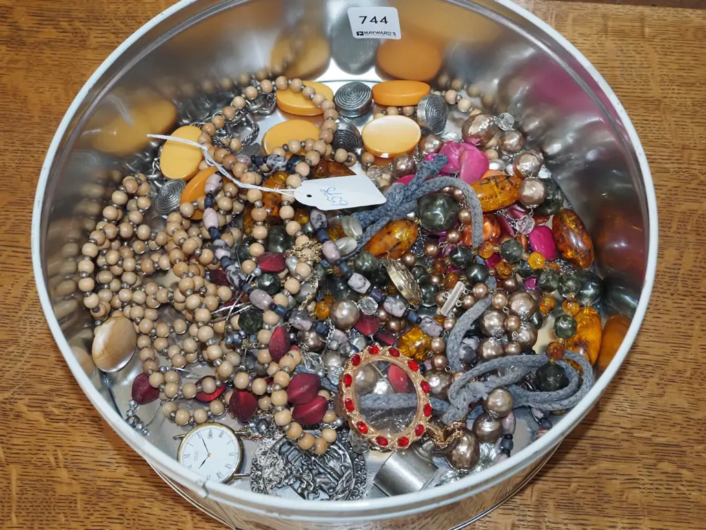 tin of costume jwellwey Image 1++