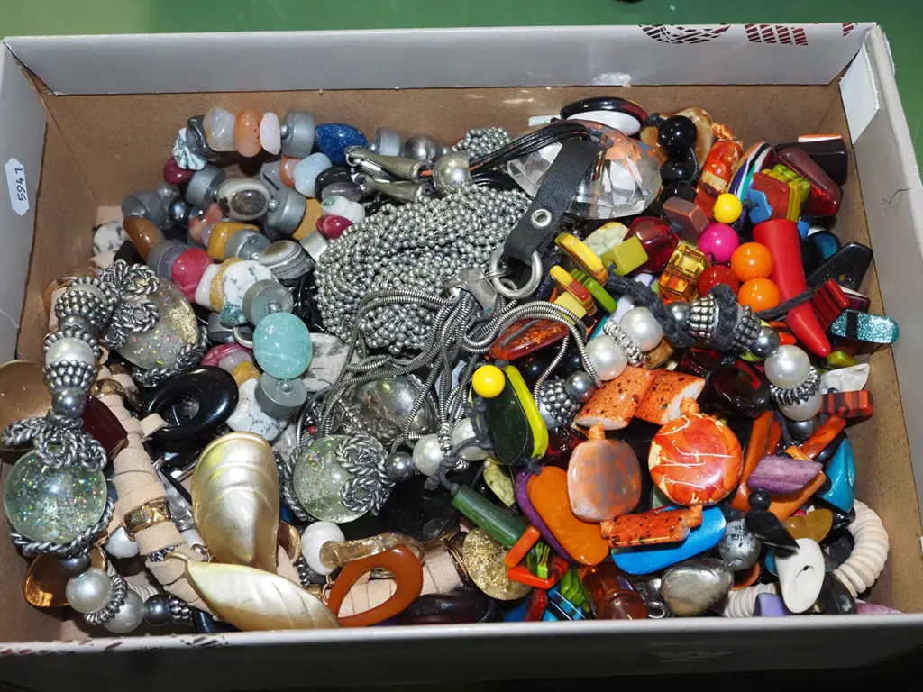 box of costume jewellery Image 1++