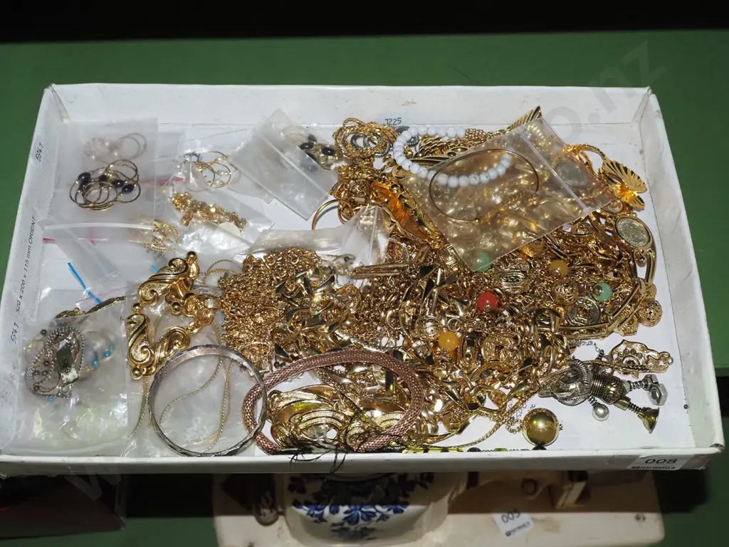 box of costume jewellery Image 1++