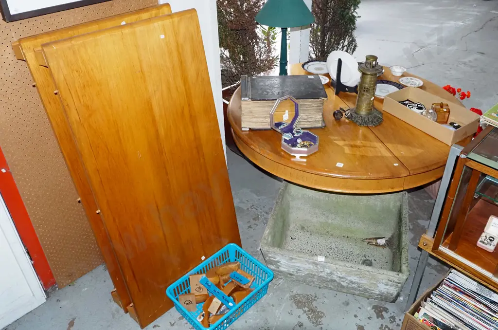 kauri circular pedestal extending table with 2 additional leaves and crate with 6 legs on casters H650 Diam1230 Image 1++