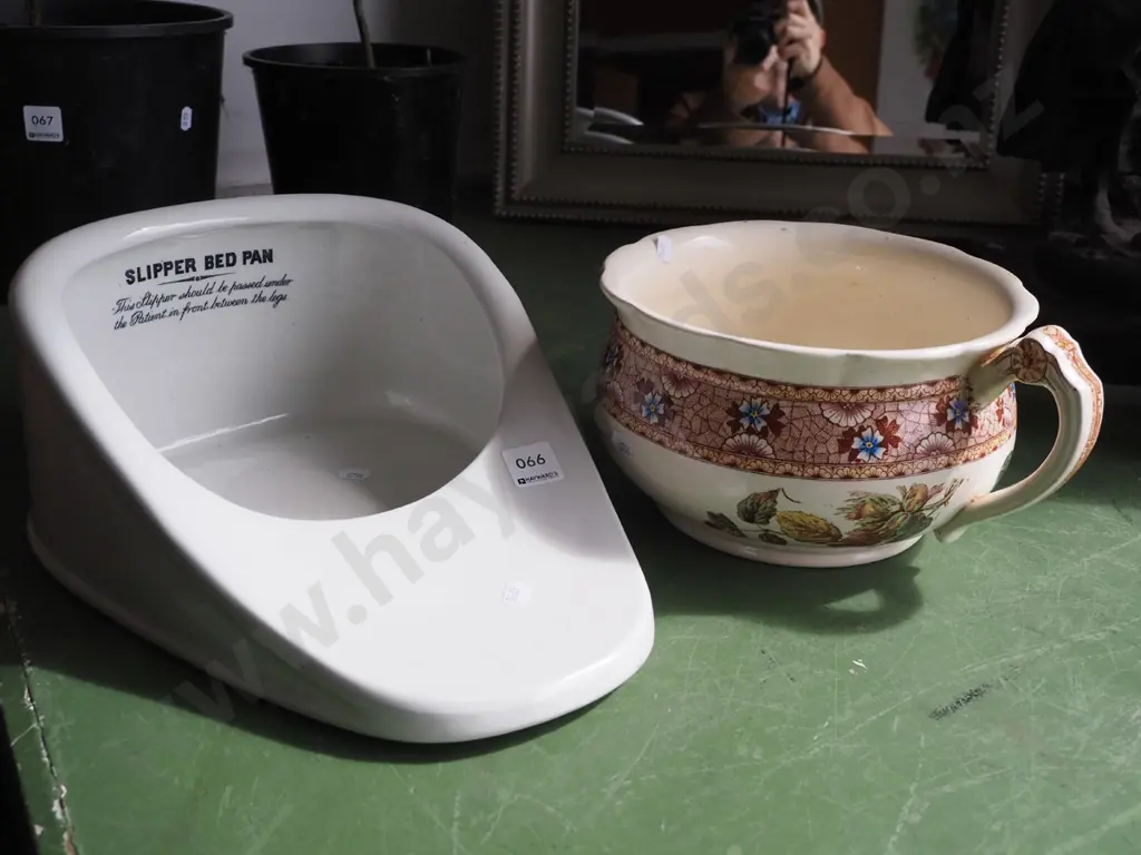 slipper bed pan, chamber pot Image 1++