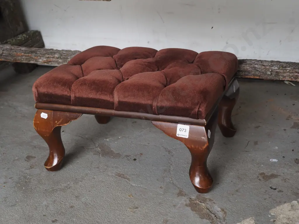 deep buttoned cab leg piano stool Image 1++