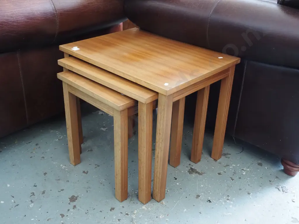 nest of 3 mid century tables Image 1++