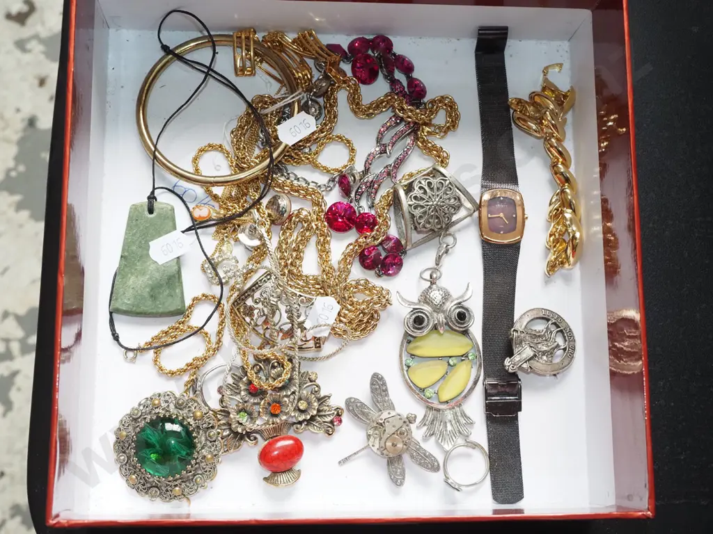 box of costume jewellery Image 1++