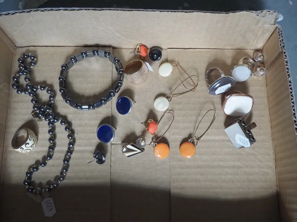 box; costume rings, earrings etc Image 1++