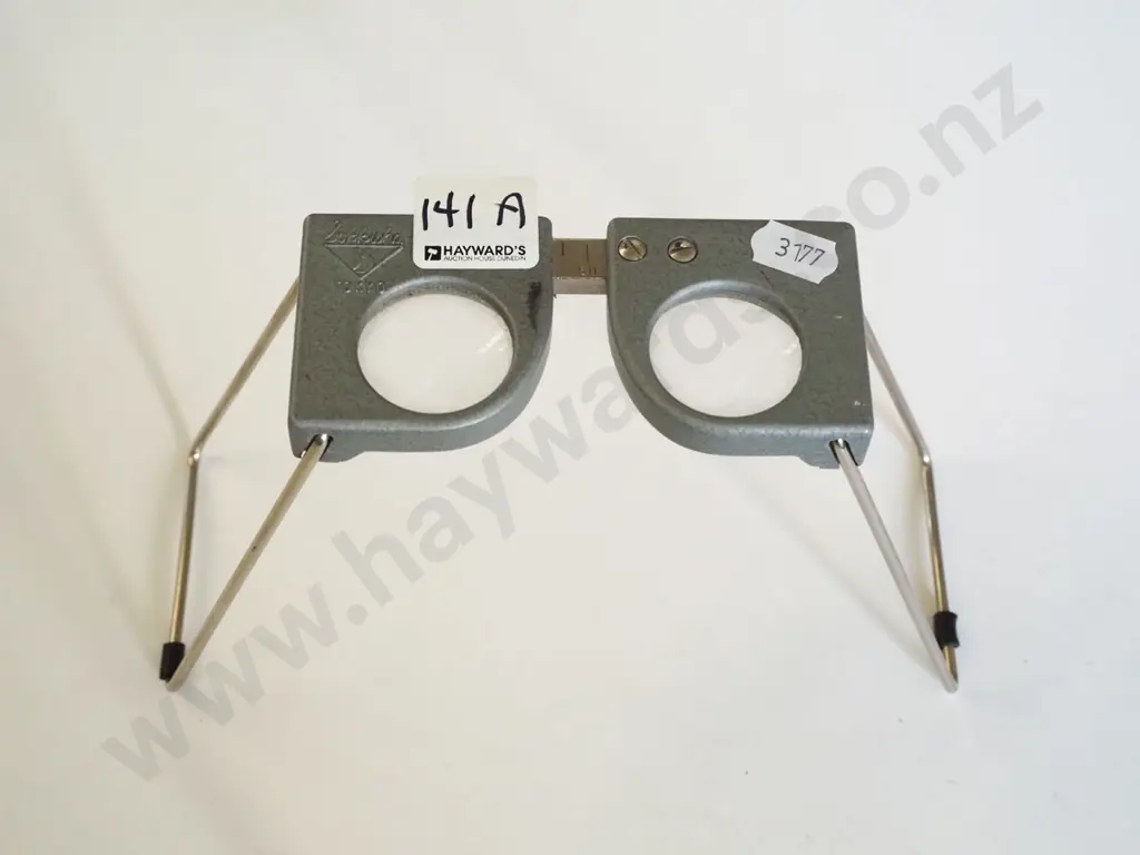 Japenese stero magnifier with folding legs Image 1++