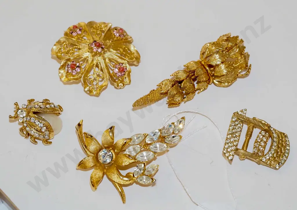 tray of costume brooches Image 1++