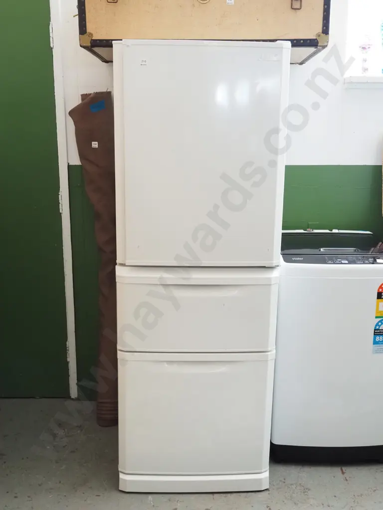 Mitsubishi Electric fridge freezer with internal  ice maker and vege drawer H1680 W600 D650 Image 1++