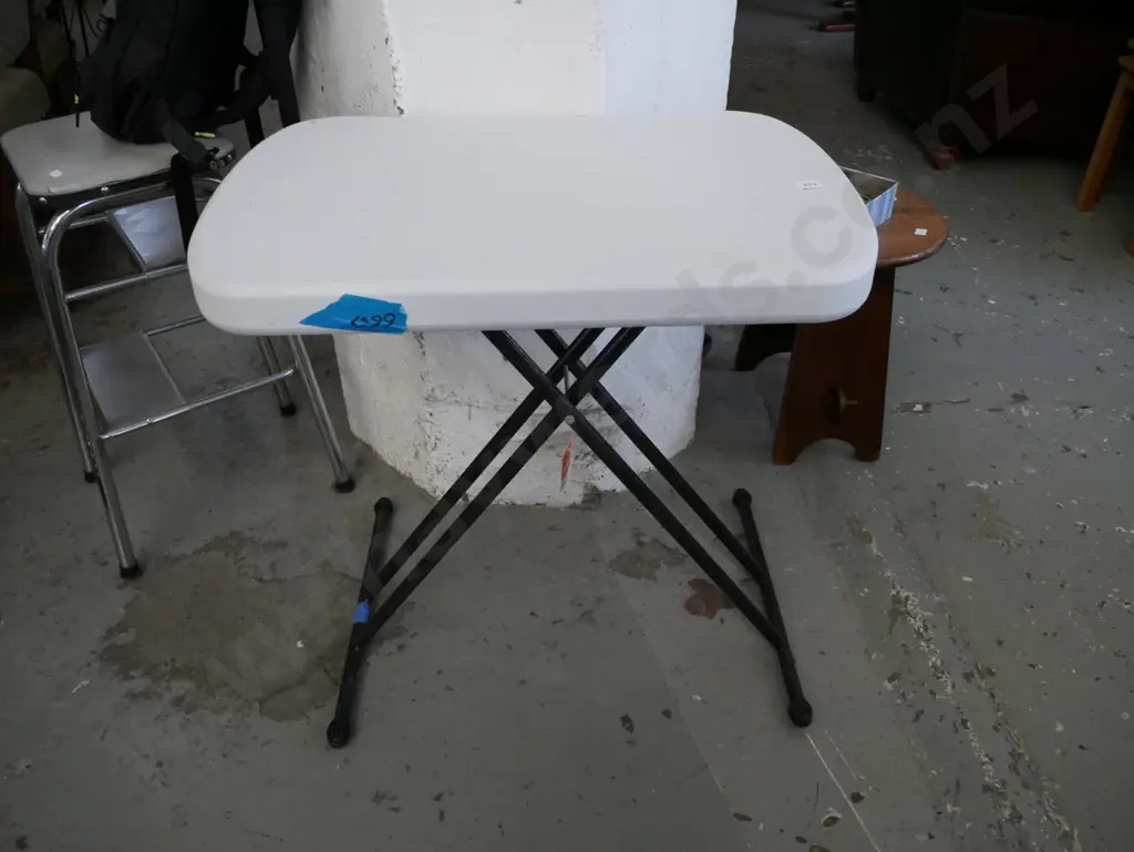 small plastic foldaway camping table Image 1++