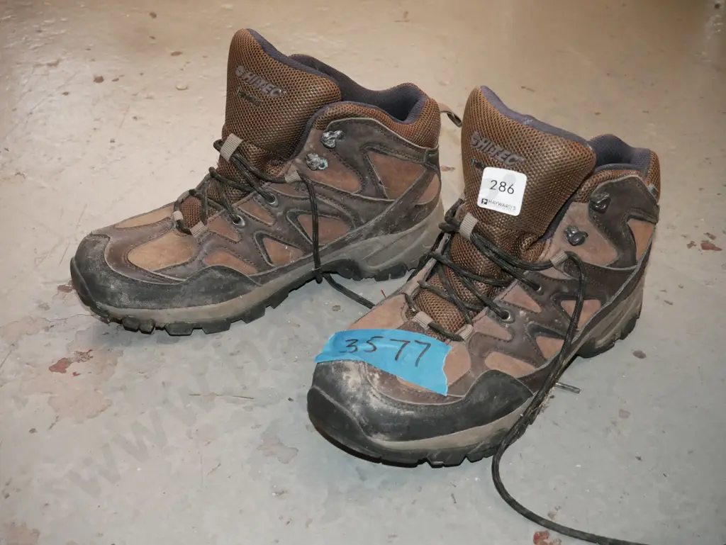 pair of High Tec US size 8 tramping boots Image 1++