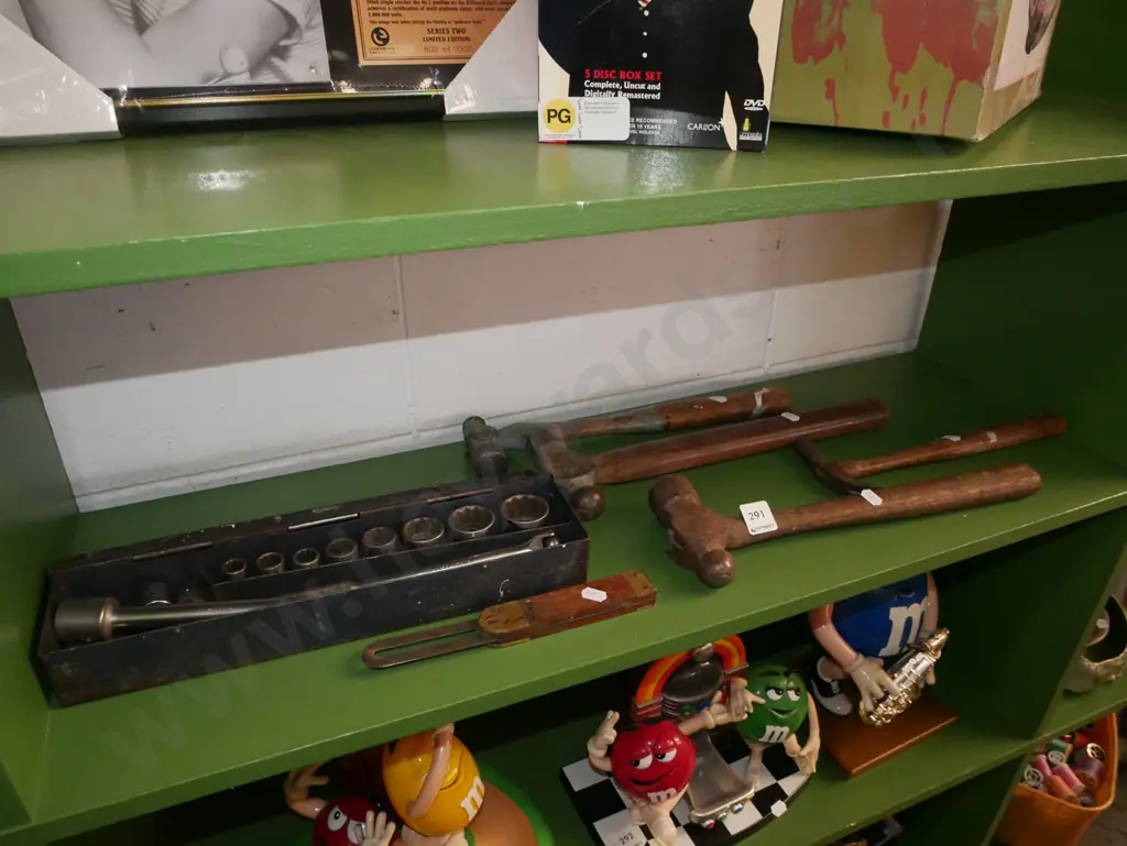 shelf; hammers, socket set, angle finder Image 1++