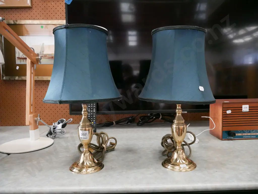 pair of brass based table lamps H370 Image 1++
