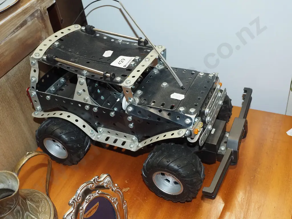 Meccano battery powered SUV L300 Image 1++