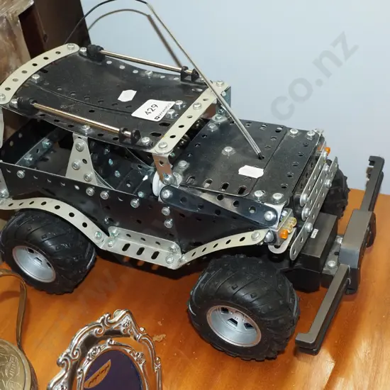 Meccano battery powered SUV L300