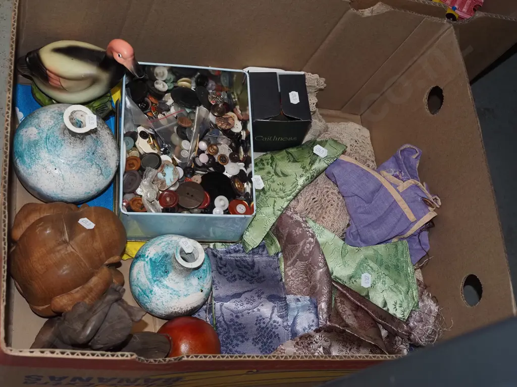 box; buttons, vases, wooden figurines  Image 1++