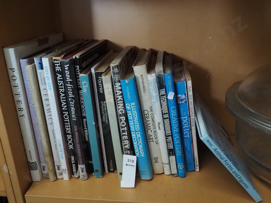 shelf; pottery and ceramic books Image 1++