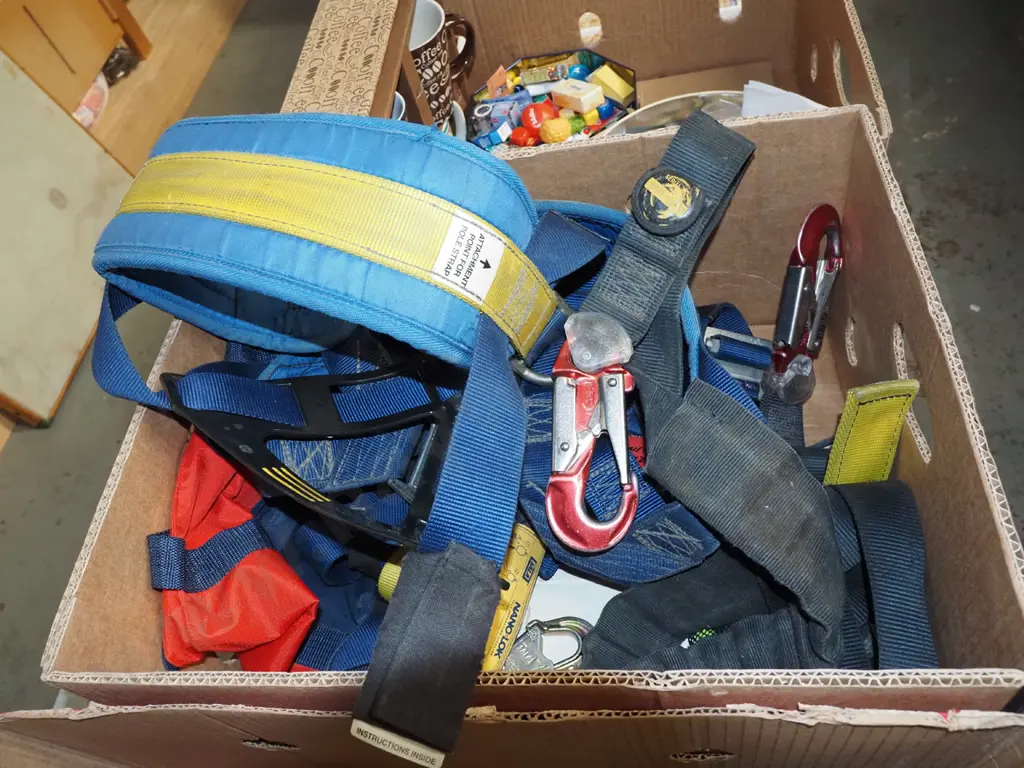 box; safety harness and bag Image 1++