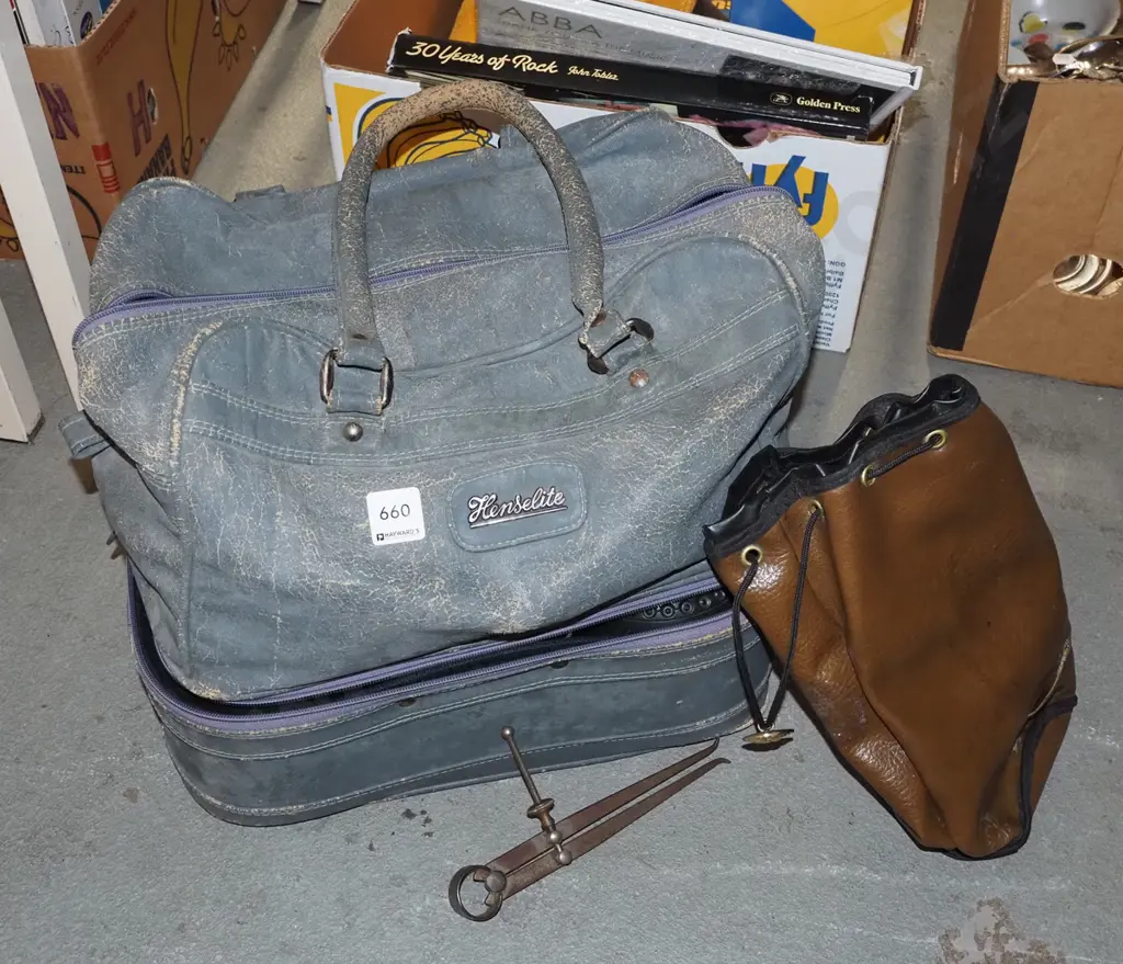 Henselite lawn bowls bag with 2 sets of bowls and accessories Image 1++