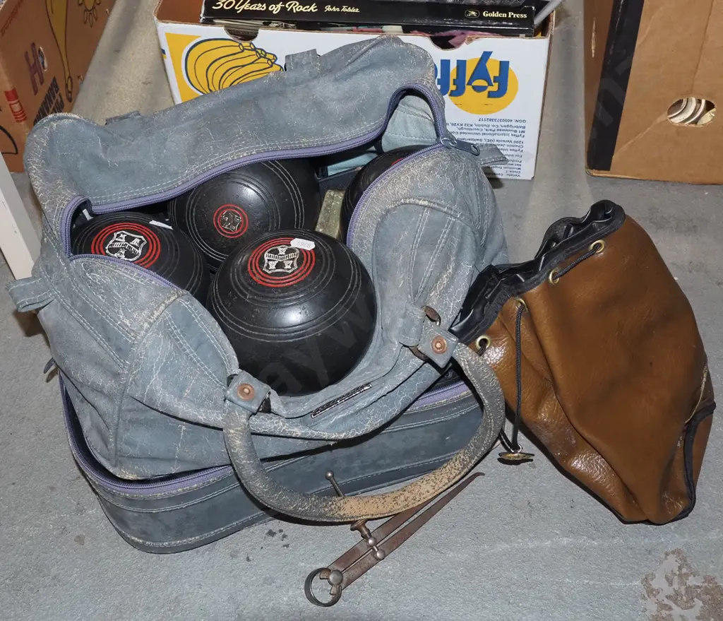 Henselite lawn bowls bag with 2 sets of bowls and accessories Image 1++