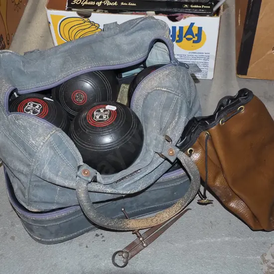 Henselite lawn bowls bag with 2 sets of bowls and accessories