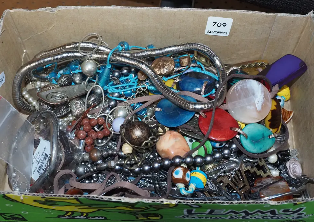 box of costume jewellery Image 1++