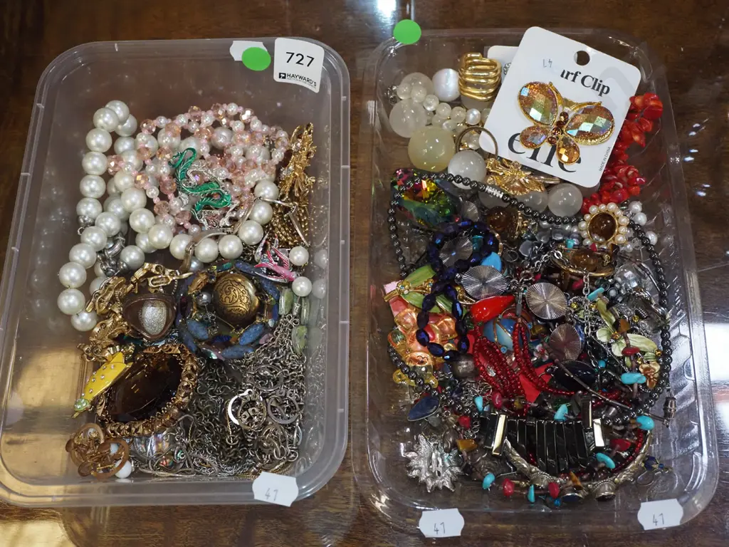2x trays of costume jewellery - green dots Image 1++