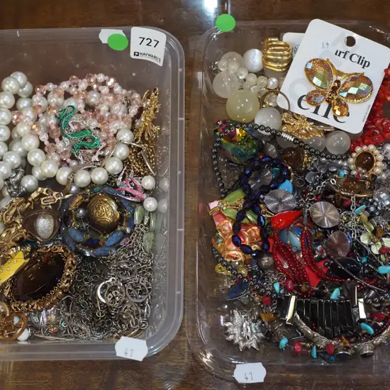 2x trays of costume jewellery - green dots