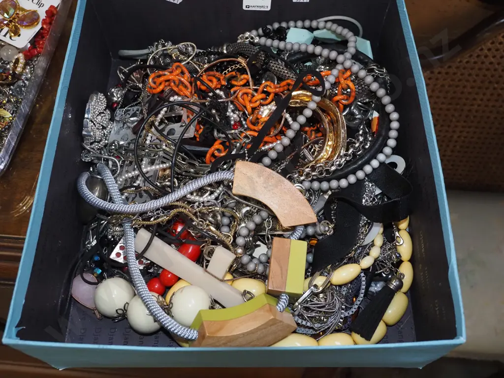 box of costume jewellery Image 1++