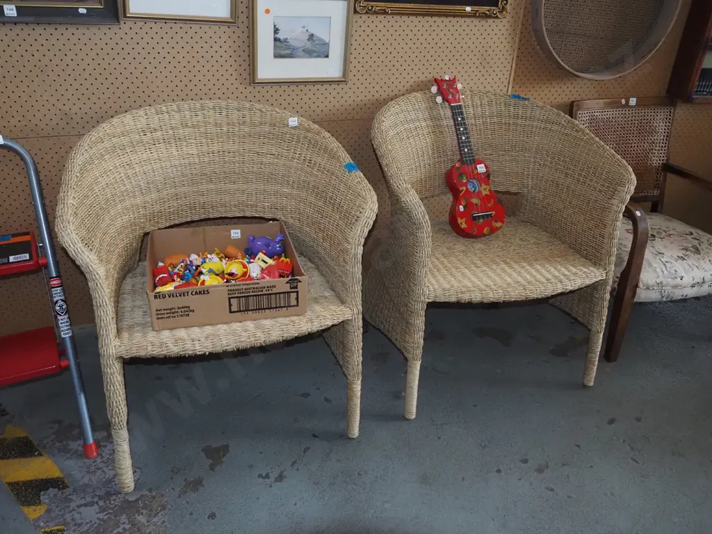 2x woven cane patio chairs Image 1++