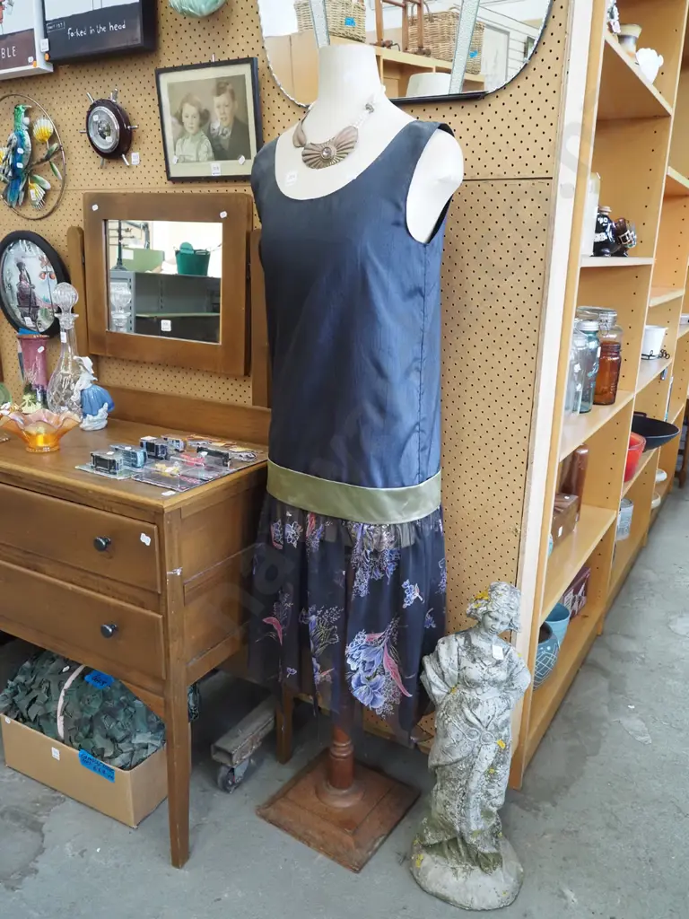 vintage shop mannequin - dress and necklace H1580 Image 1++