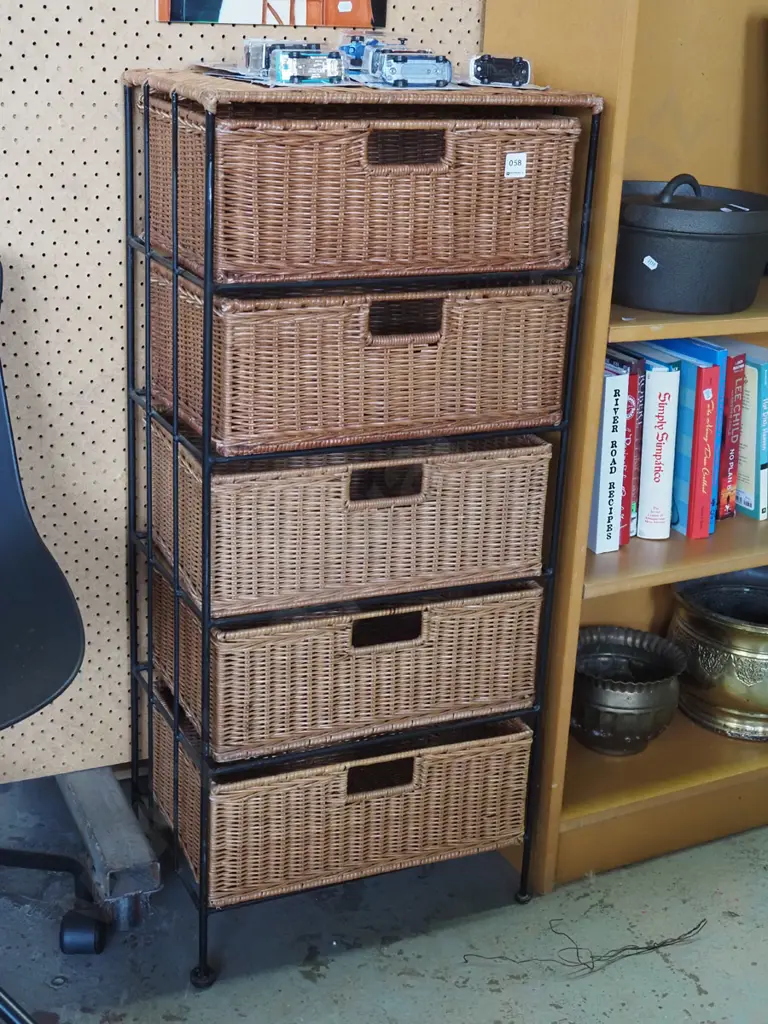 5x wicker baskets in metal stand Image 1++