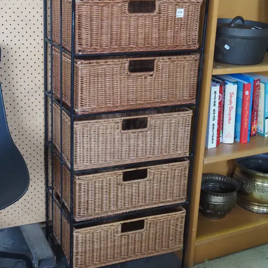 5x wicker baskets in metal stand