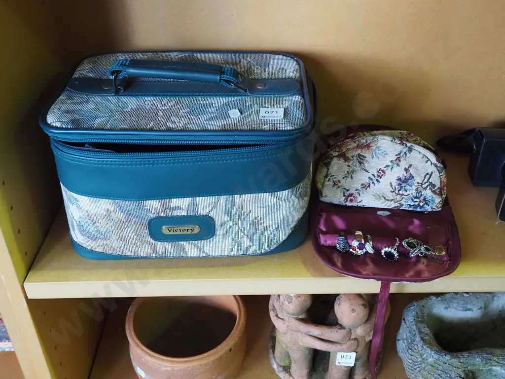 make up bag, jewellery case, costume rings Image 1++