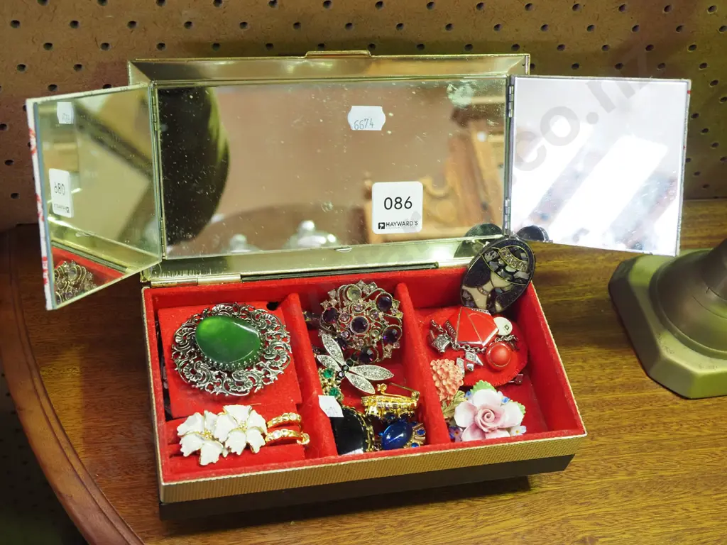 small jewellery box and costume jewellery Image 1++