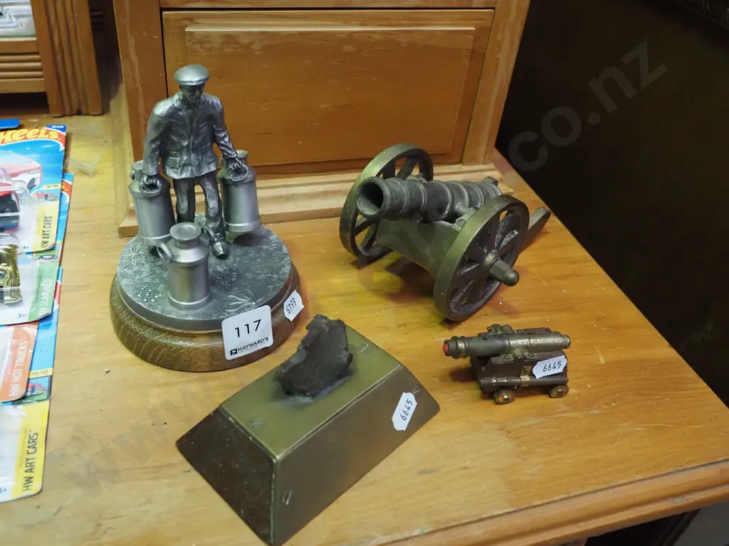 2x model cannons, milkman figurine, piece of ore on stand Image 1++