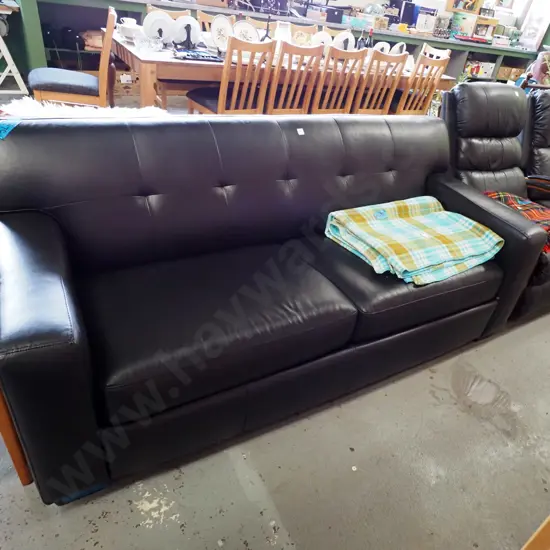 black leather deep buttoned 3 seater settee in good condition H860 W1920 D900