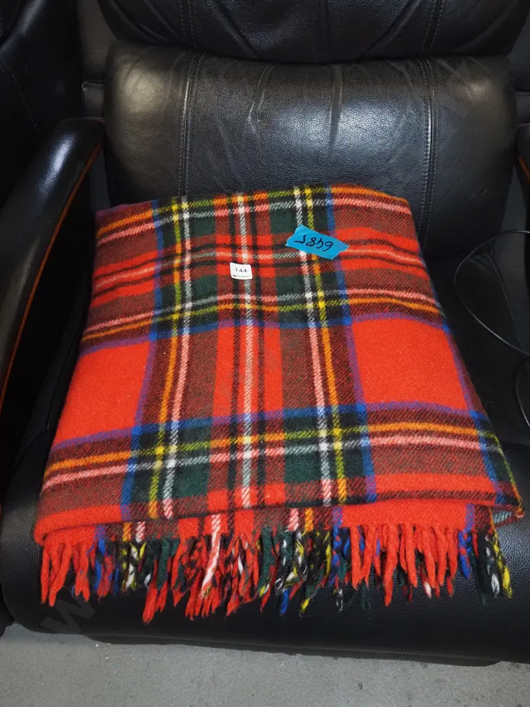 red checked travel rug Image 1++