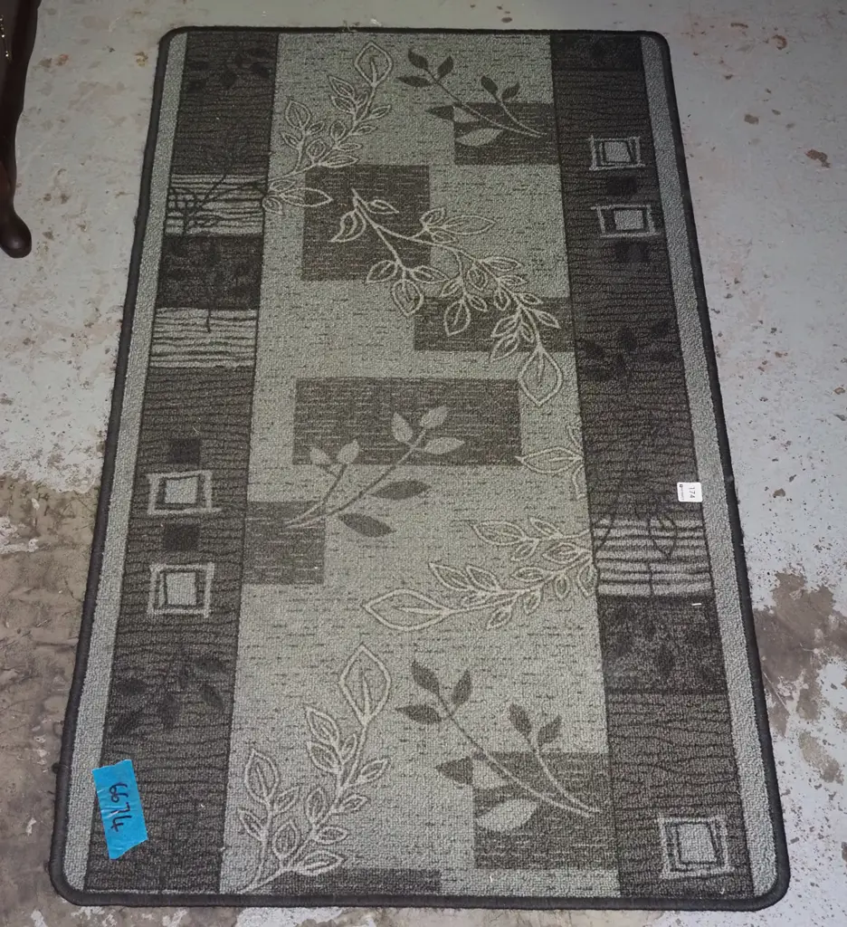 small edged floor mat -greys L1210 W670 Image 1++