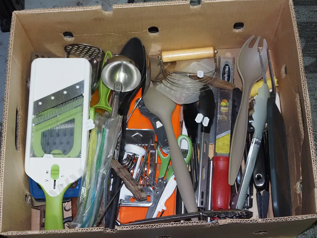 box of kitchen utensils Image 1++