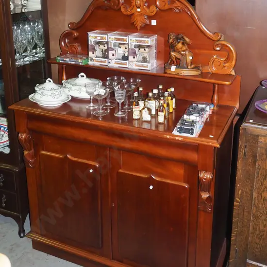 reproduction mahogany 2 door 1 drawer buffet sidebaor d- some scratches to top, lined cutlery drawer
