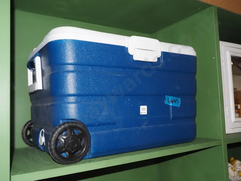 chilly bin with wheels Image 1++