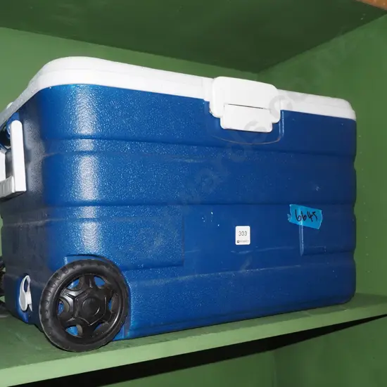 chilly bin with wheels